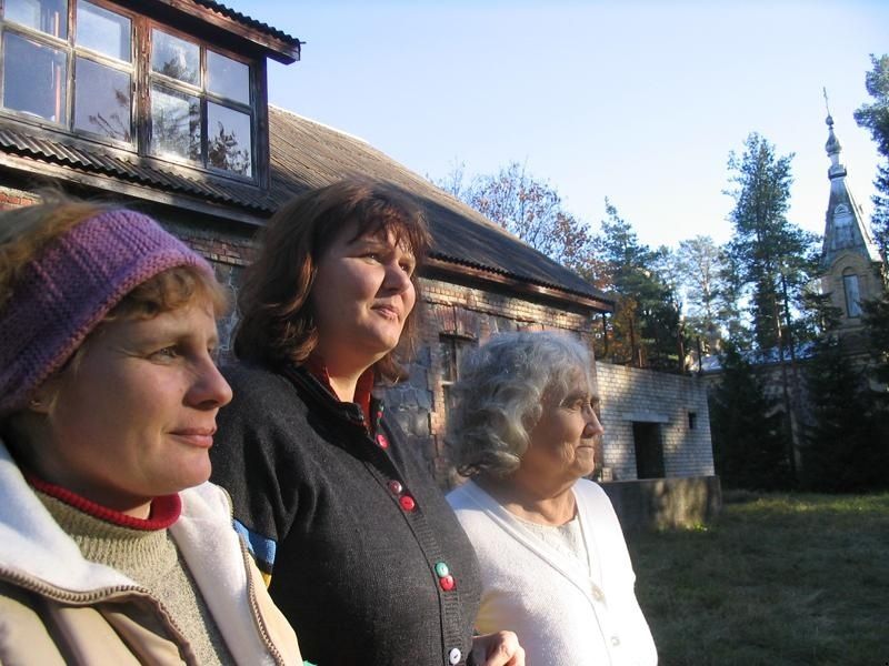 Väsimatud: Hille Kõrva, Ester Teppart ja Leida Kraavik Kuriste haridusseltsi maja ees. Foto: Hillar Padu